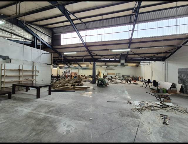 925M² WAREHOUSE TO LET IN PAROW INDUSTRIAL
