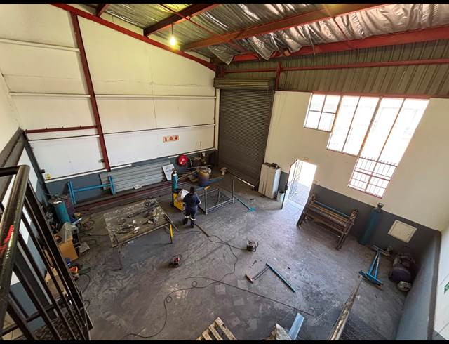 154M² WAREHOUSE TO LET IN JET PARK
