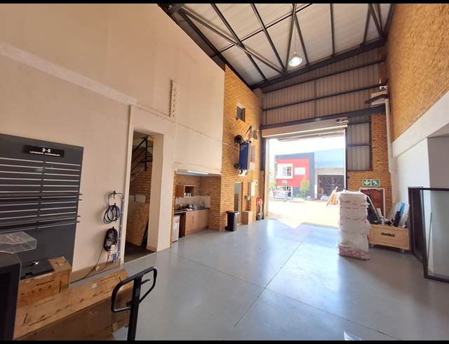 377M² WAREHOUSE TO LET IN LANSERIA