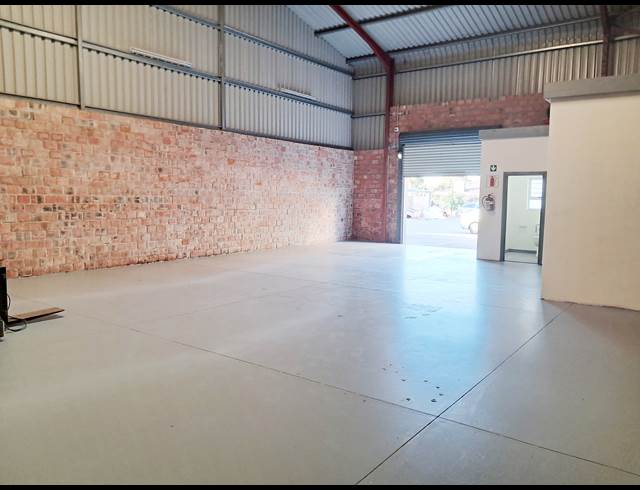 175M² WAREHOUSE RENTED IN WESTERING