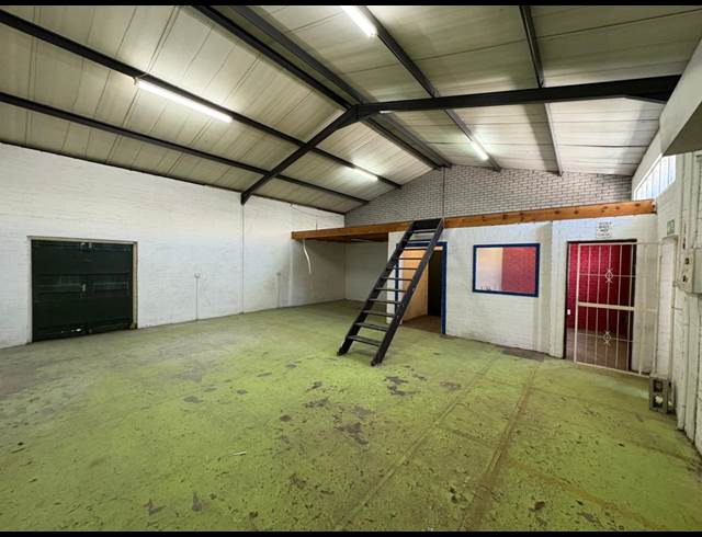 81M² WAREHOUSE TO LET IN STRAND CENTRAL