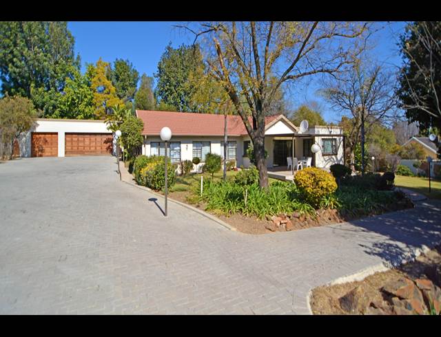 4 BEDROOM FREEHOLD RENTED IN MORNINGSIDE MANOR