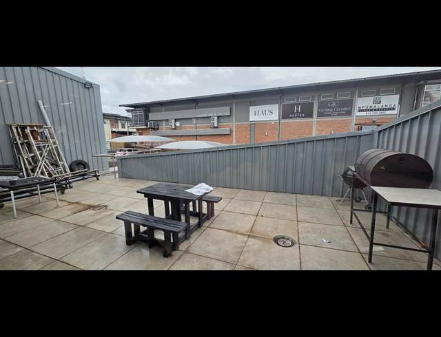 1,360M² SHOWROOM TO LET IN RIVERSIDE PARK