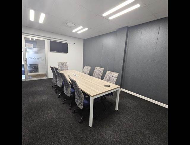 1,371M² BUILDING TO LET IN DIE HOEWES