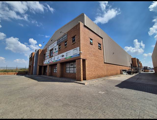1,111M² WAREHOUSE TO LET IN AIRPORT PARK