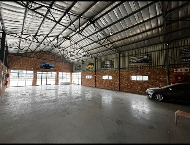 5,892M² WAREHOUSE TO LET IN APEX