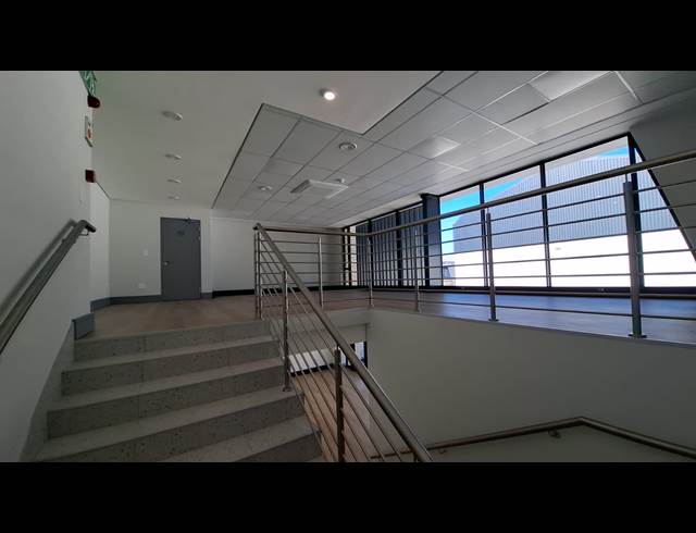 409M² WAREHOUSE TO LET IN STIKLAND INDUSTRIAL