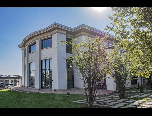 2,500M² SERVICED OFFICE TO LET IN BRYANSTON