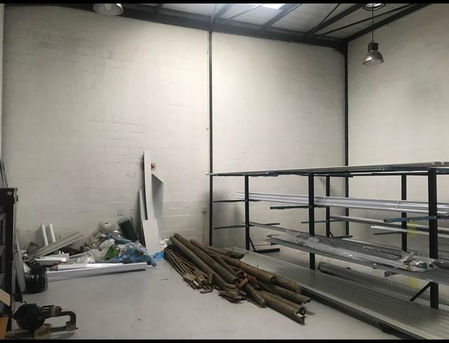 299M² WAREHOUSE TO LET IN STIKLAND INDUSTRIAL