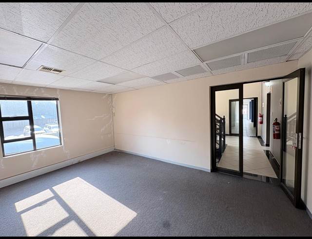 140M² OFFICE TO LET IN FOURWAYS