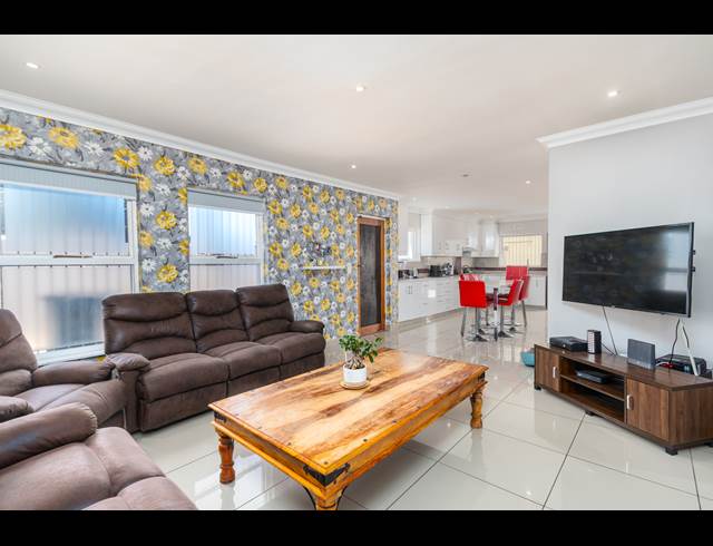 6 BEDROOM FREESTANDING RENTED IN TABLE VIEW