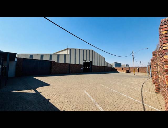 2,100M² WAREHOUSE TO LET IN DUNCANVILLE