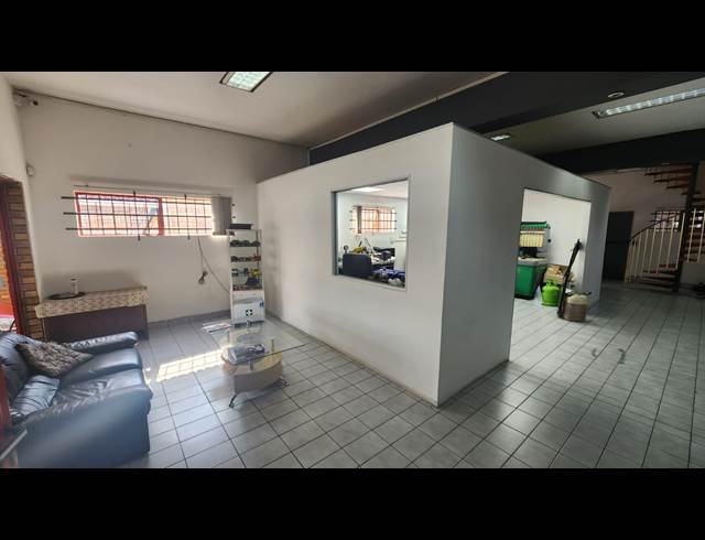 620M² WAREHOUSE TO LET IN CAPITAL PARK