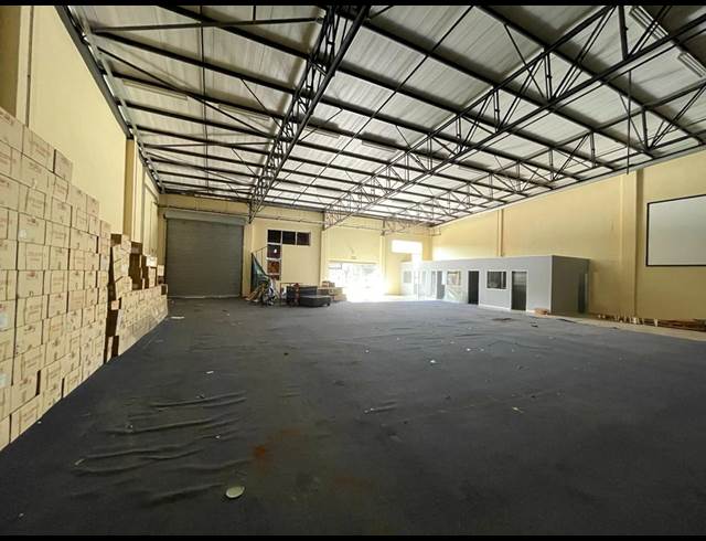 679M² WAREHOUSE TO LET IN LASER PARK
