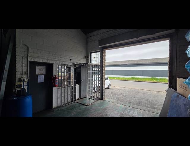 315M² WAREHOUSE TO LET IN CHARLESTON HILL