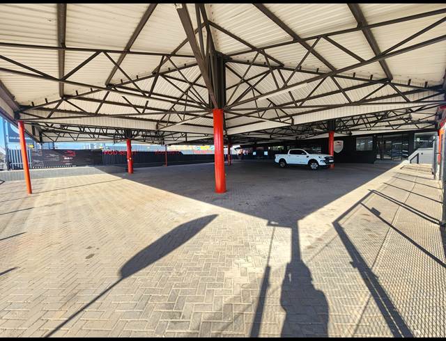 1,488M² SHOWROOM TO LET IN LYTTELTON MANOR