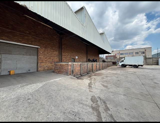 1,043M² WAREHOUSE TO LET IN HENVILLE