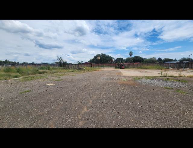 4,700M² INDUSTRIAL YARD TO LET IN RASLOUW