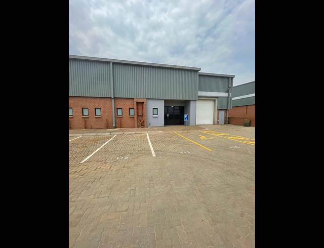 676M² WAREHOUSE TO LET IN CLAYVILLE