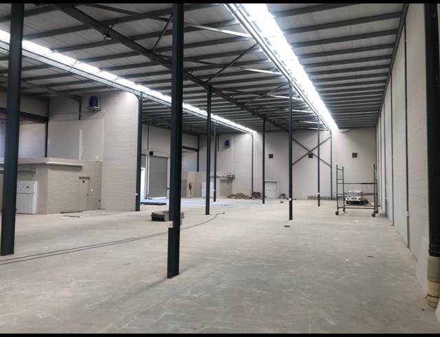 445M² WAREHOUSE TO LET IN STIKLAND INDUSTRIAL
