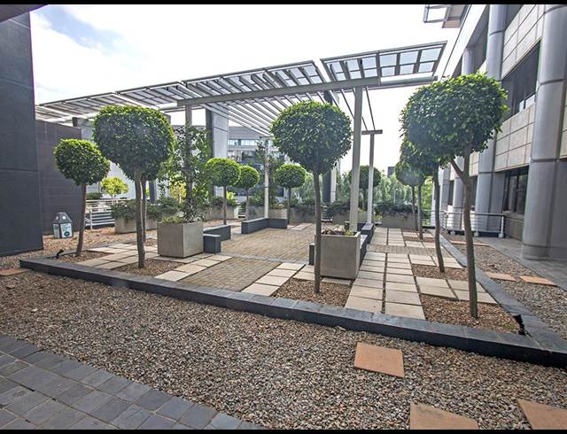 10,000M² OFFICE TO LET IN SANDOWN