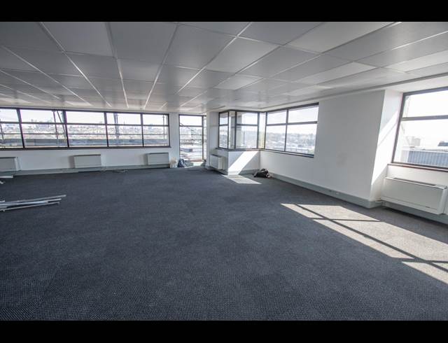 652M² SHOWROOM TO LET IN KRAMERVILLE