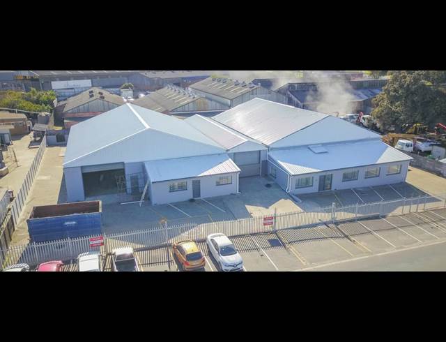 1,295M² WAREHOUSE TO LET IN TRIANGLE FARM