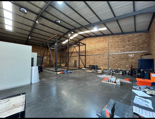 600M² WAREHOUSE TO LET IN BRENTWOOD PARK