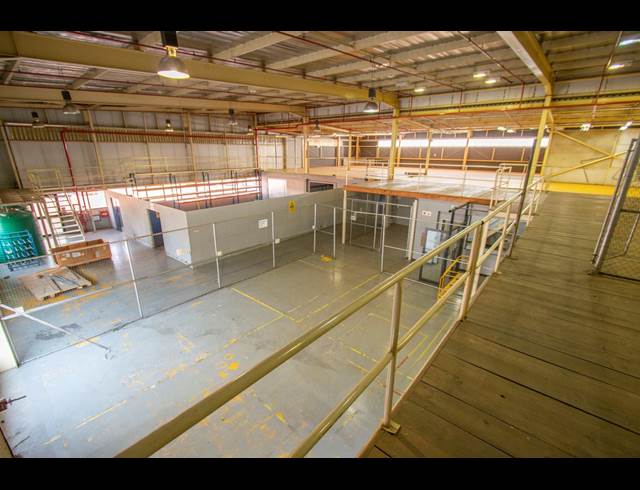 2,359M² WAREHOUSE TO LET IN HALFWAY HOUSE