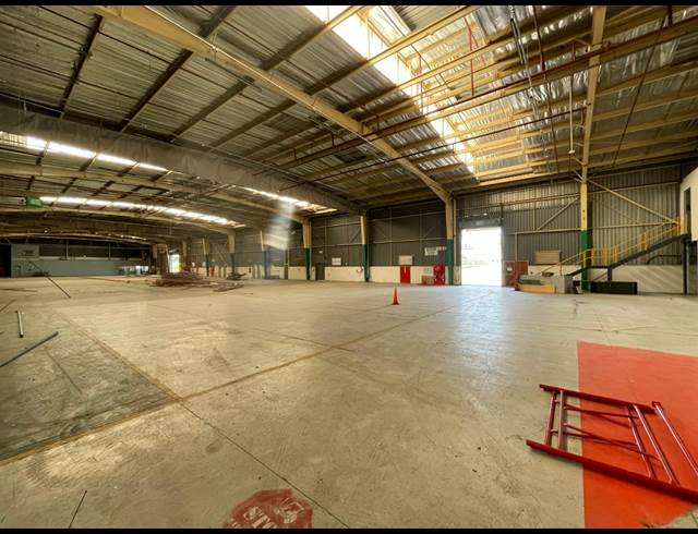 11,925M² WAREHOUSE TO LET IN HALFWAY HOUSE