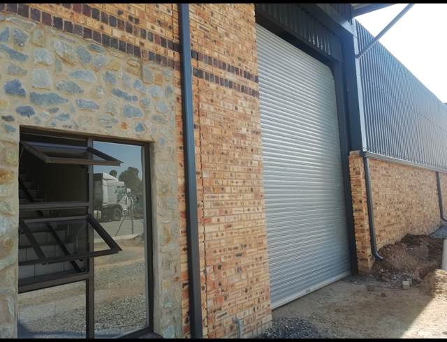 1,760M² WAREHOUSE TO LET IN POMONA