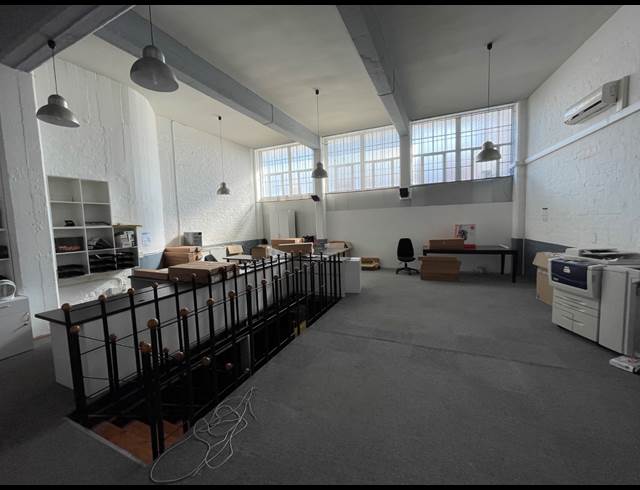1,600M² WAREHOUSE TO LET IN GARDENS