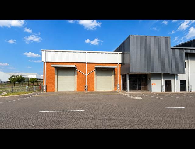 1,070M² WAREHOUSE TO LET IN LONGLAKE