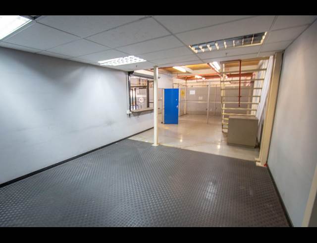 2,359M² WAREHOUSE TO LET IN HALFWAY HOUSE