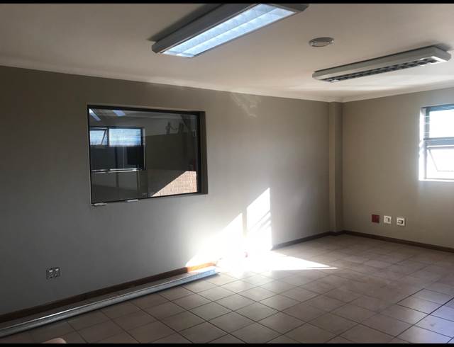 377M² WAREHOUSE RENTED IN STIKLAND INDUSTRIAL