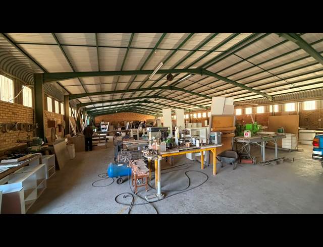 1,300M² WAREHOUSE TO LET IN KIRKNEY