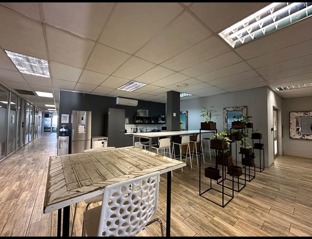 43M² CO-WORKING SPACE TO LET IN DIE HOEWES