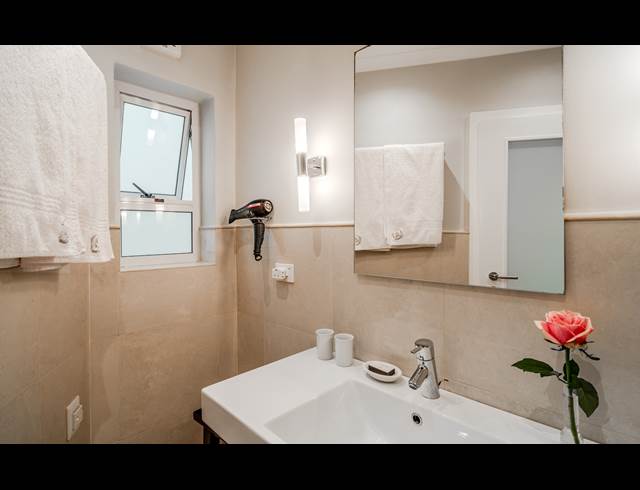 2 BEDROOM APARTMENT TO LET IN BANTRY BAY