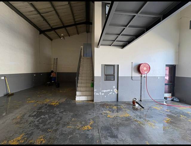 180M² WAREHOUSE TO LET IN HELDERBERG ESTATE