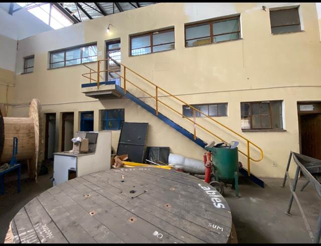 700M² WAREHOUSE TO LET IN LEA GLEN