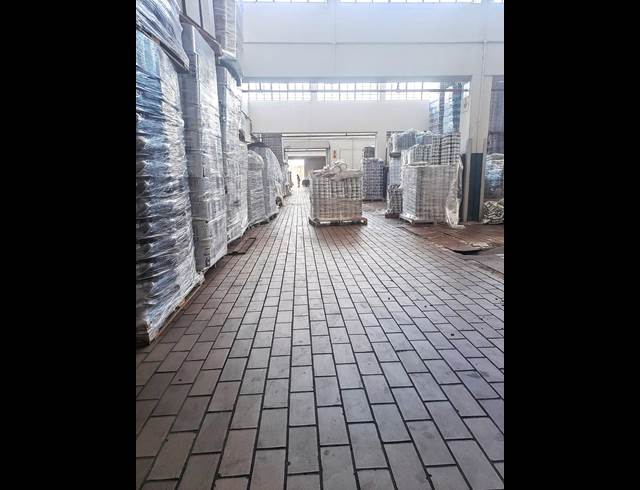 1,100M² WAREHOUSE TO LET IN LONGDALE