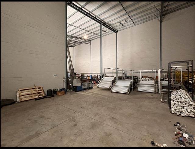 684M² WAREHOUSE TO LET IN STIKLAND INDUSTRIAL