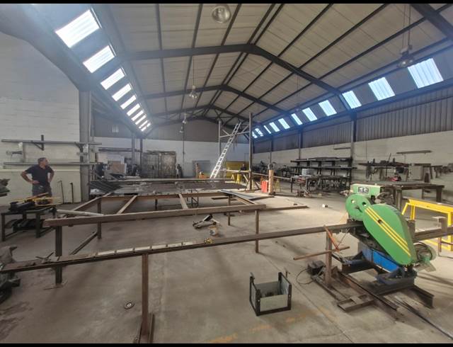 1,270M² WAREHOUSE TO LET IN STIKLAND INDUSTRIAL