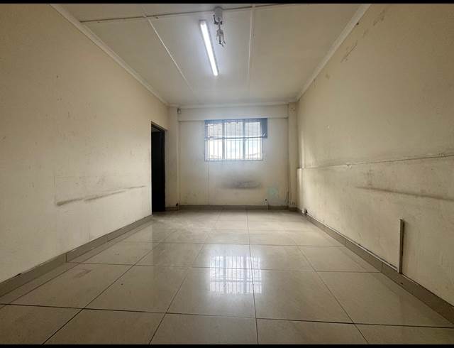 1,200M² WAREHOUSE TO LET IN PHOENIX INDUSTRIAL