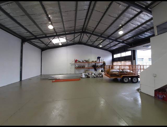 340M² WAREHOUSE RENTED IN EPPING INDUSTRIAL