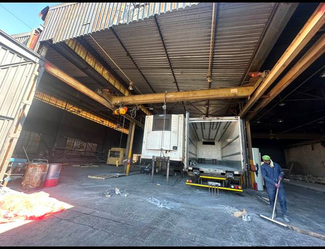 600M² WAREHOUSE TO LET IN JET PARK