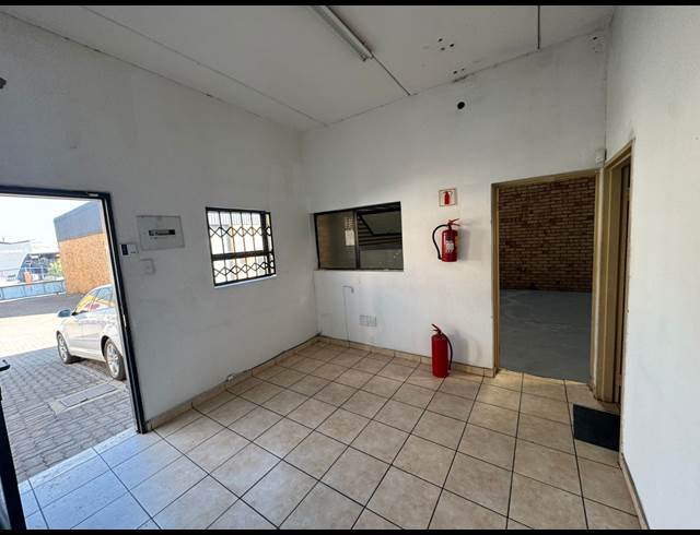 218M² WAREHOUSE TO LET IN CROWN
