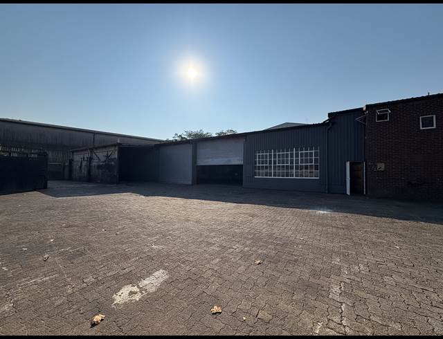 1,025M² WAREHOUSE TO LET IN NEW GERMANY