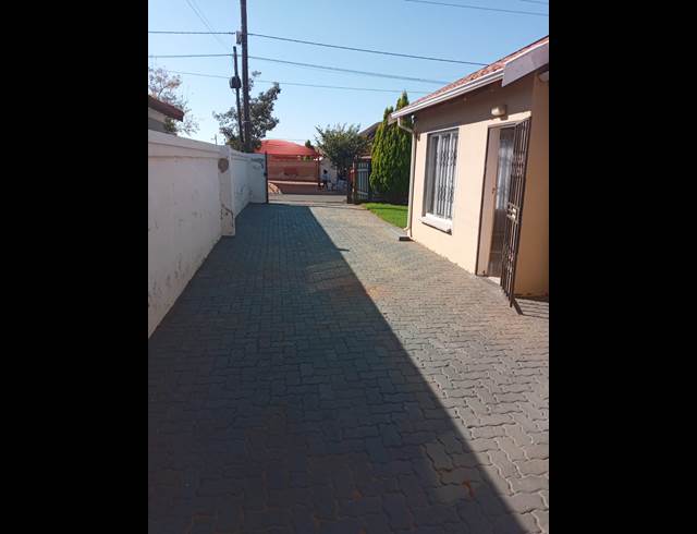 2 bed property to rent in PROTEA GLEN