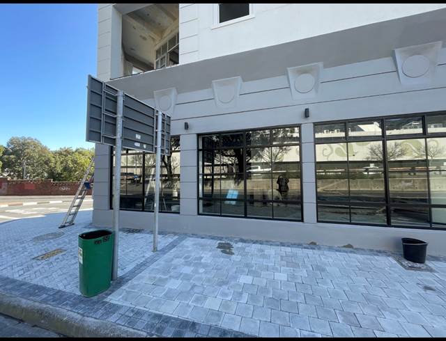 170M² SHOWROOM TO LET IN GARDENS